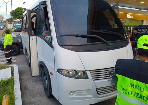 Ônibus lotados e sem segurança são apreendidos na zona Leste de Manaus