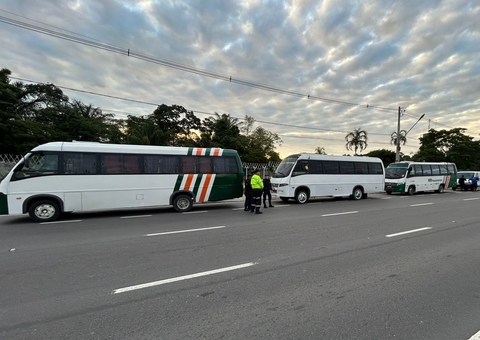 Cinco veículos são autuados por transporte clandestino na avenida do Turismo