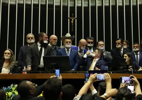 Câmara: base do governo chama ocupação do plenário de "chantagem"