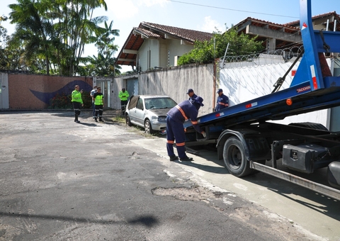 Carros abandonados nas ruas serão recolhidos para o parqueamento em Manaus