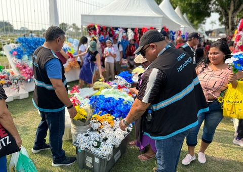 Cemitérios passam por ordenamento do comércio informal em Manaus