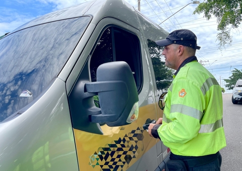 Motorista é multado em quase R$1,5 mil ao ser flagrado fazendo transporte escolar clandestino