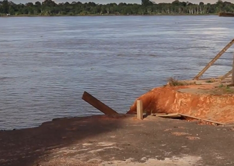 Cratera se abre e faz orla desabar dentro do Rio Madeira no Amazonas