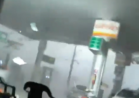 Cidade devastada por tornado tem 2 mil sem luz e 32 pessoas internadas  