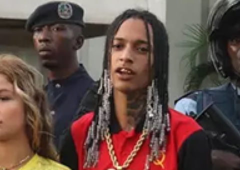 Vídeo: Namorada de Oruam chega em delegacia após rapper ser detido em blitz