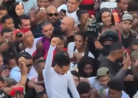 Ovacionado por fãs, rapper Oruam é solto de Bangu com tornozeleira eletrônica; vídeo