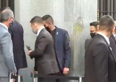 Manifestante arremessa ovo em comitiva de Bolsonaro em São Paulo 