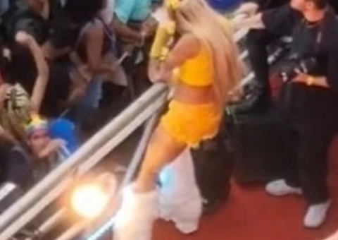 Vídeo: Pabllo Vittar é atingida por taça no rosto durante Parada LGBT+ 