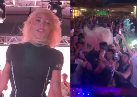 Pabllo Vittar cai no chão após se jogar na plateia e não ser pega por fãs; vídeos