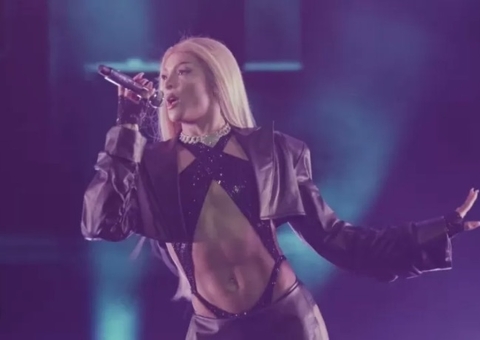 Vídeo: Pabllo Vittar leva tombo durante show em Nova York