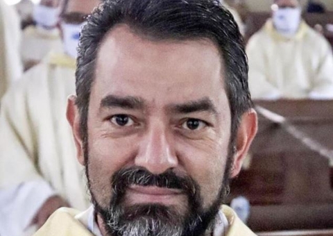 Padre é afastado após fiel apaixonada invadir igreja com arma