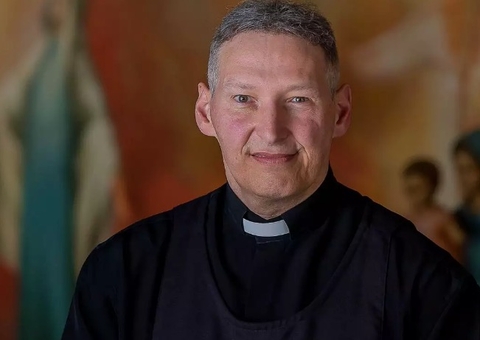 Padre Marcelo Rossi surge com braços marombados e choca internet