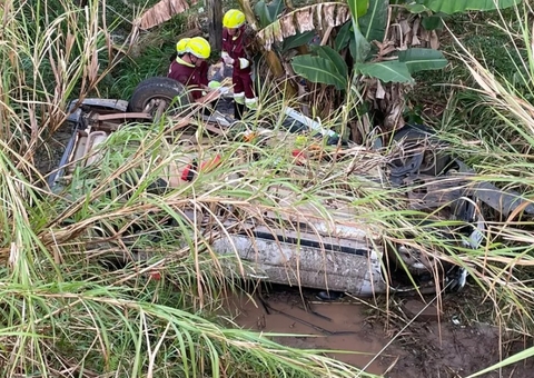 Padres e freira ficam feridos após carro despencar em ribanceira no Paraná