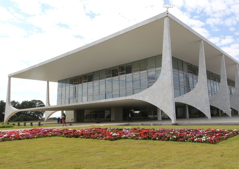 Bolsonaro veta fundo eleitoral de R$ 5,7 bilhões para 2022