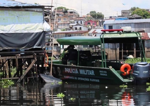 Jovem é preso com armamento de guerra e centenas de remédios em palafita de Manaus
