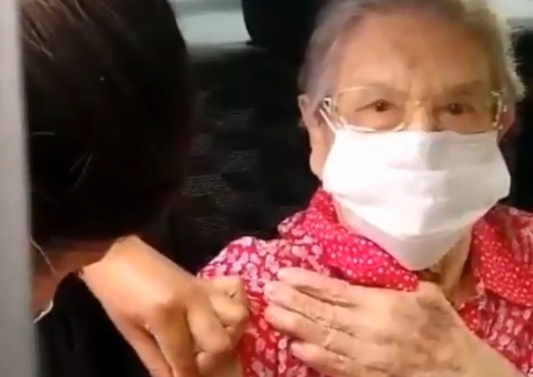 Apresentadora Palmirinha Onofre é vacinada contra Covid-19 aos 89 anos