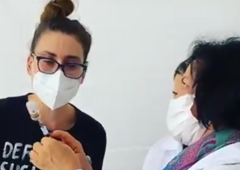 Paola Carosella se emociona ao tomar vacina contra covid-19