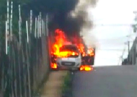 Desgovernado, carro em chamas desce ladeira e atinge casa em Manaus; vídeo