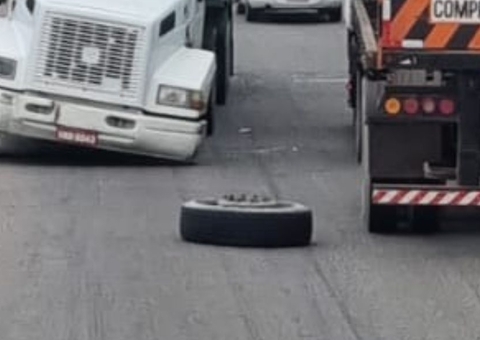 Pneu solta de carreta e deixa trânsito congestionado em avenida de Manaus