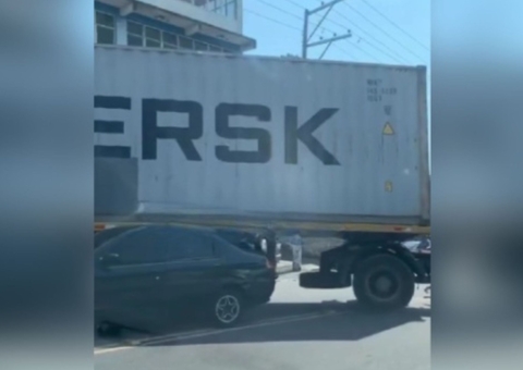 Carreta bloqueia avenida de Manaus em acidente com carro; vídeo