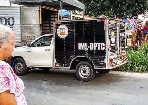Motociclista é arremessado contra muro e morre em acidente com carro em Manaus