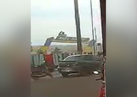 Vídeo flagra estrutura de metal caindo em mototaxista em caminhada pró-Lula no Amazonas