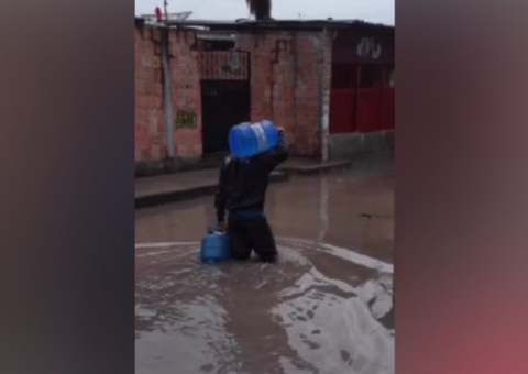 Ruas viram ‘rios’ em comunidade de Manaus durante temporal; vídeo