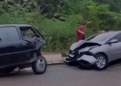 Vídeo: Carros ficam destruídos durante engavetamento em avenida de Manaus
