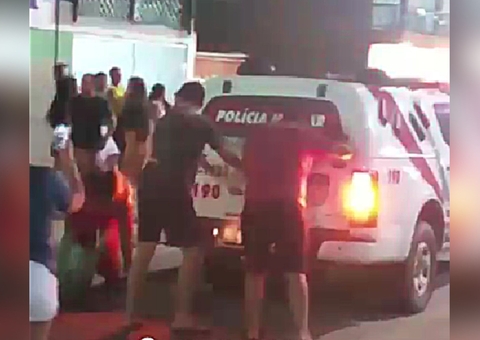 Manauaras levam 'enquadro' e pedem desculpas após brincadeira com viatura da PM em Alagoas