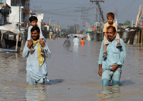 Enchentes no Paquistão já mataram mais de 400 crianças