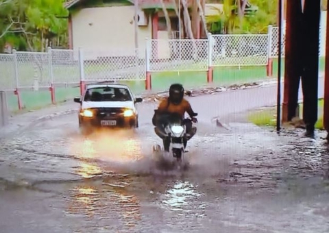 Igarapé do Mindu transborda e invade alça de retorno em avenida de Manaus