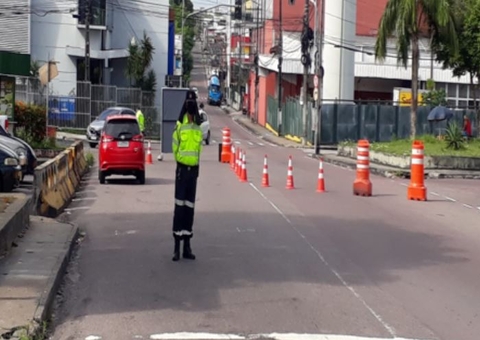 Obra de drenagem interrompe trânsito em avenida de Manaus
