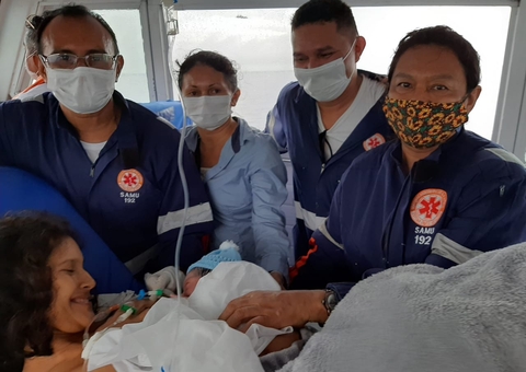Mulher dá à luz dentro de ambulancha no meio do Rio Negro