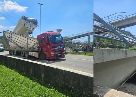 Caminhão derruba passarela e motorista de carro morre esmagado 
