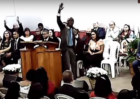 Vídeo: Pastor morre após passar mal ao cantar música sobre morte