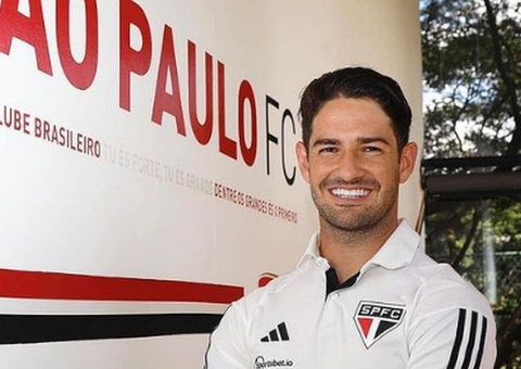 Pato some com Dorival em meio a impasse
