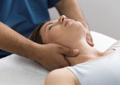 Quiroprata rompe artéria do pescoço de paciente durante atendimento