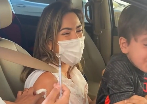 Patrícia Abravanel toma vacina contra Covid-19: 'obrigada Deus'