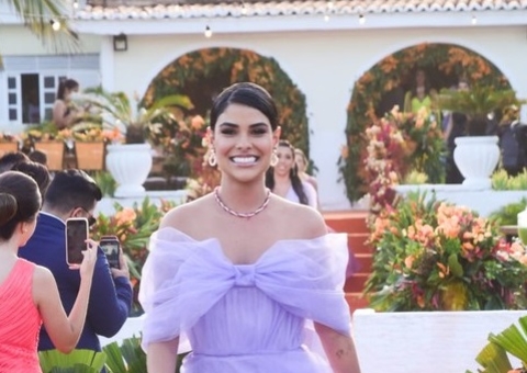 Com ex-BBBs madrinhas, Isabella Cecchi se casa à beira da praia em Natal