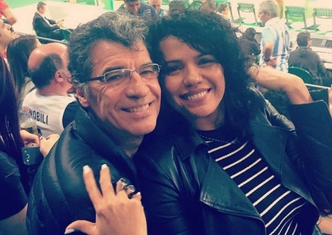 Paulo Betti pede Dadá Coelho em casamento durante ato contra Bolsonaro