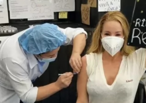 Ingrid Guimarães e Danielle Winits homenageiam Paulo Gustavo em vacinação contra covid