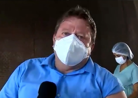 Repórter da Rede Amazônica Paulo Paixão se emociona ao se vacinar ao vivo