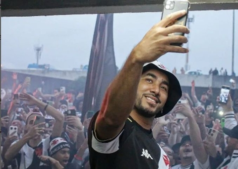 Payet é recepcionado por torcedores do Vasco em chegada ao Rio de Janeiro