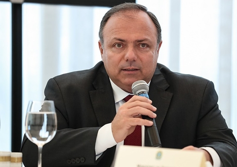 Eduardo Pazuello sofre acidente de moto e é internado com fraturas no Rio