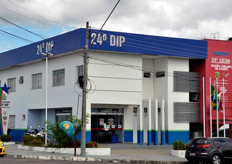 Dupla é presa suspeita de roubar celulares com arma falsa no Centro de Manaus