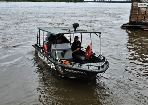 Homem é preso por ferir cabeça da esposa e filha com timão de embarcação em Barreirinha
