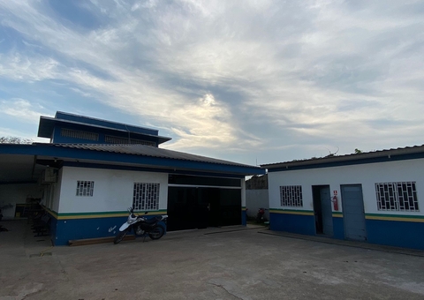 Mãe é presa em bar após filho de 4 anos ser resgatado de altura de 9 metros no Amazonas