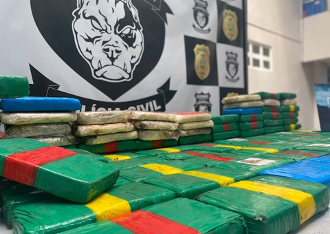 Cocaína avaliada em R$ 2 milhões é encontrada em botijas em Manaus