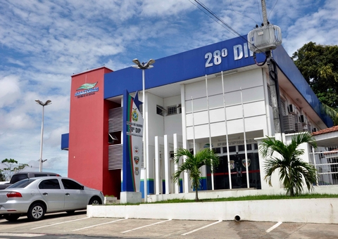 Foragido é preso enquanto passeava em rua de Manaus 