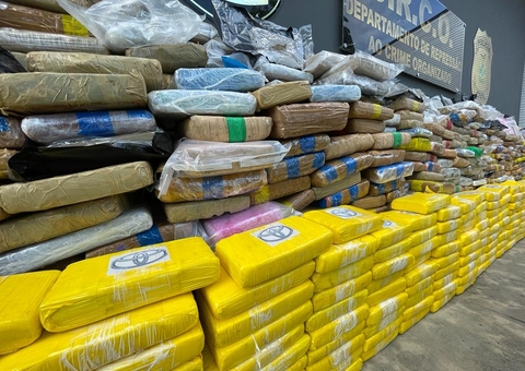 Fuzis e toneladas de drogas avaliadas em R$ 18 milhões são apreendidas em Manaus